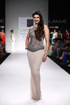 Sonaakshi Raaj showcases collection at LFW