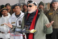 Modi meets political parties of J&K, assesses flood situation