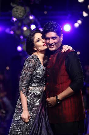 LFW Grand Finale: Kareena, Varun walk ramp for Manish Malhotra