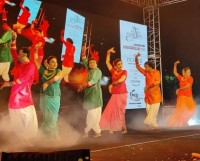 Cultural melange on Holi eve mesmerizes Kolkata audience