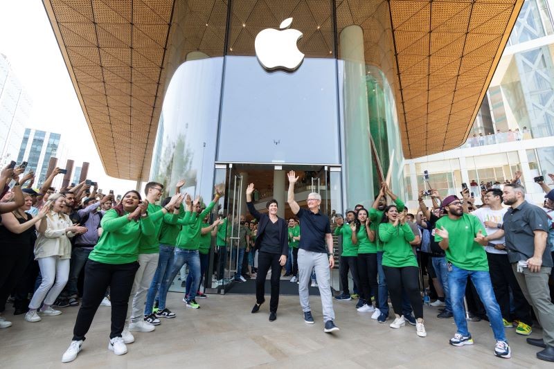 Apple in India: Tim Cook inaugurates company's first retail store in Mumbai