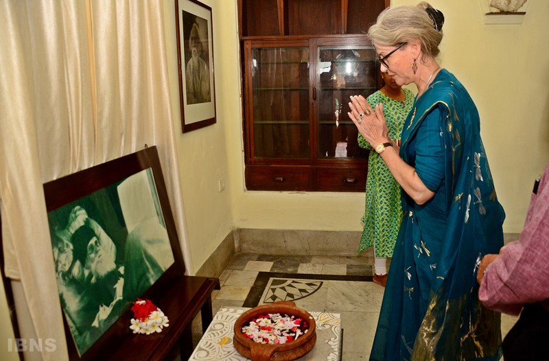 Australian High Commissioner pays tribute to Tagore at Jorasanko Thakurbari