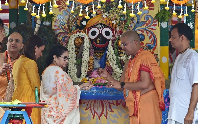 Bengal CM Mamata Banerjee joins ISKCON Ratha Yatra in Kolkata