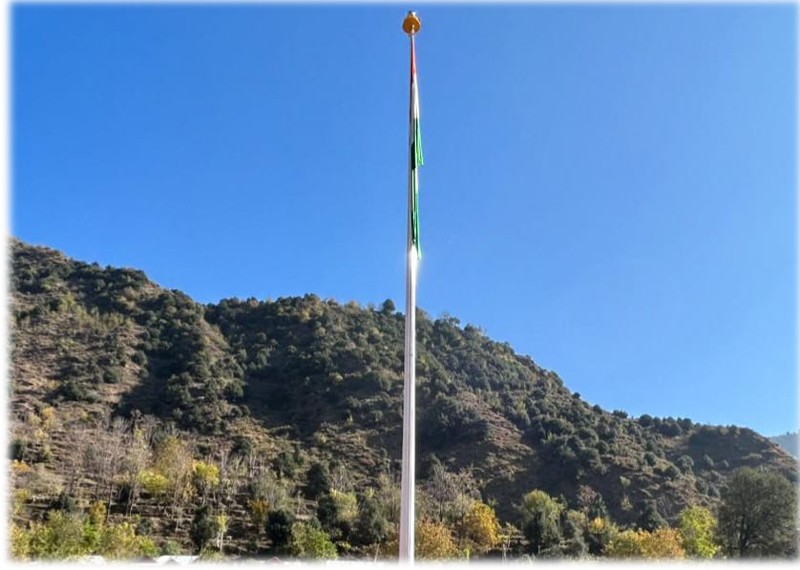 Jammu and Kashmir: Indian Army's Chinar Corps members install 104 feet long national flag along LoC in Kupwara