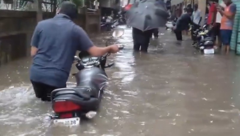 Heavy rain causes waterlogging in Pune, normal life disrupted, 3 electrocuted