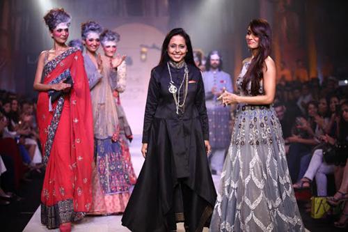 Malaika Arora Khan walks on LFW ramp