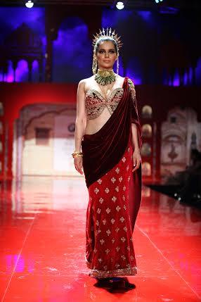 Kangana walks for Suneet Varma at IBFW