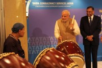 Japan: PM Modi plays drums