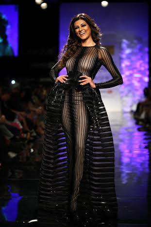 Sushmita Sen walks ramp in Lakme Week 