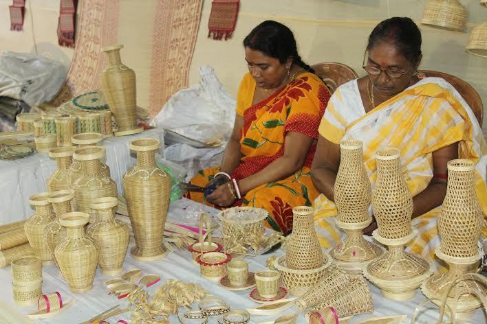 Kolkata:Theatre personality Rudraprasad Sengupta inaugurates the Lokshilpa O Karukriti Mela at Jorasanko Thakurbari