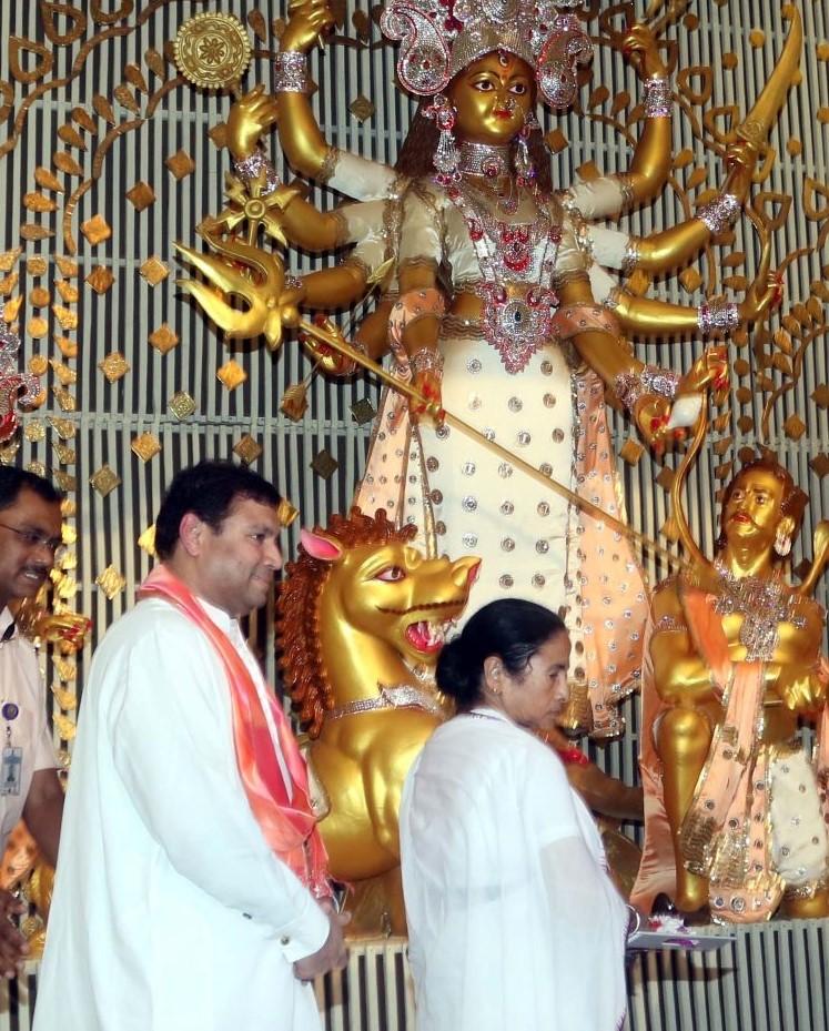 West Bengal CM Mamata Banerjee inaugurates `Panchajanya sailboat-themed Manicktala Chaltabagan Durga Puja