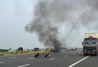 Speeding Rolls Royce crashes into tanker Delhi-Mumbai expressway; 2 killed